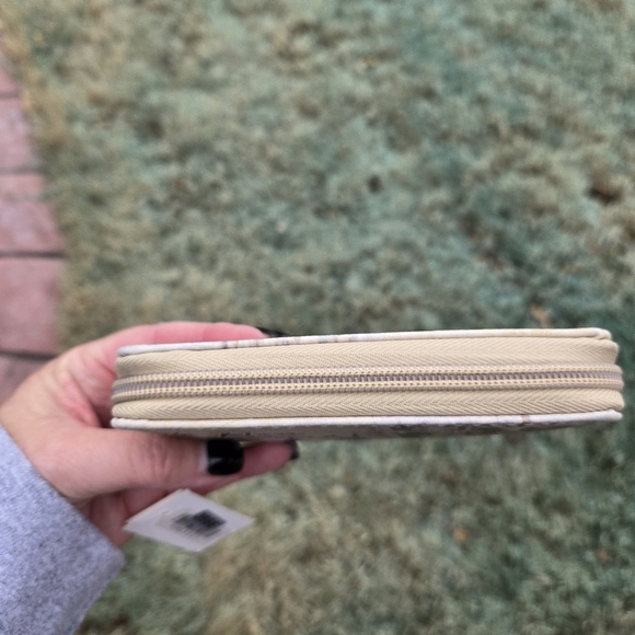 Cream TravelWristlet - Picture 9 of 10